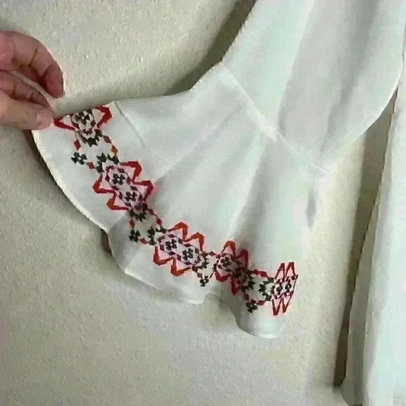 NWOT Takara Bell Sleeve embroidered blouse Sz M - Picture 4 of 8